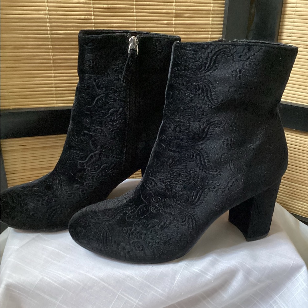 DIBA paisley embossed velvet ankle boots Sz 9.5 black EUC Danica boot